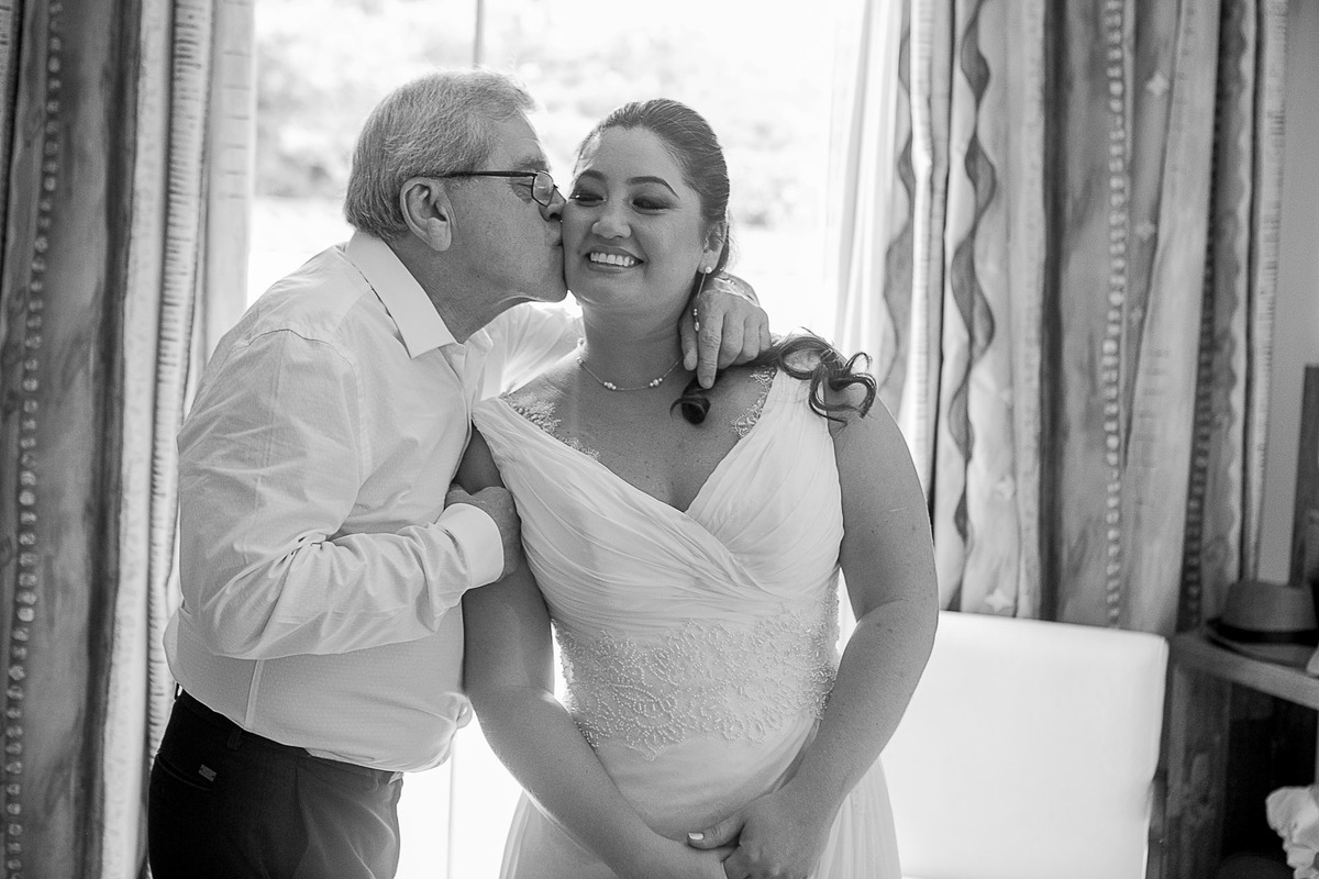 Casamento super alto astral fotografado em Ilhabela, no espaço Sea Club. Casal Renata e Leandro. Making of da noiva com o pai.