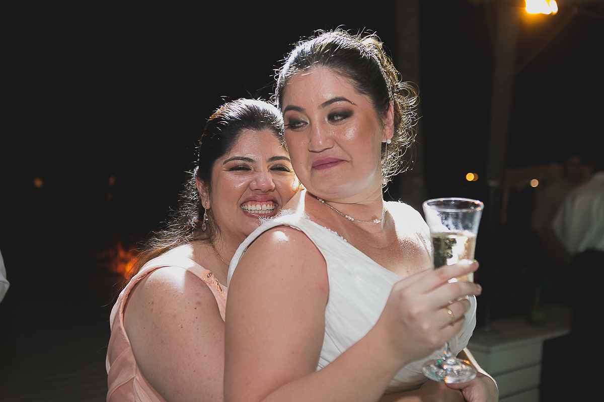 Casamento super alto astral fotografado em Ilhabela, no espaço Sea Club. Casal Renata e Leandro. Entrada da noiva. Casamento na praia. Cerimonia pé na areia.