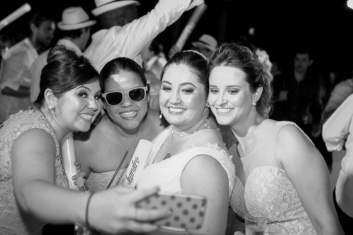 Casamento super alto astral fotografado em Ilhabela, no espaço Sea Club. Casal Renata e Leandro. Entrada da noiva. Casamento na praia. Cerimonia pé na areia.