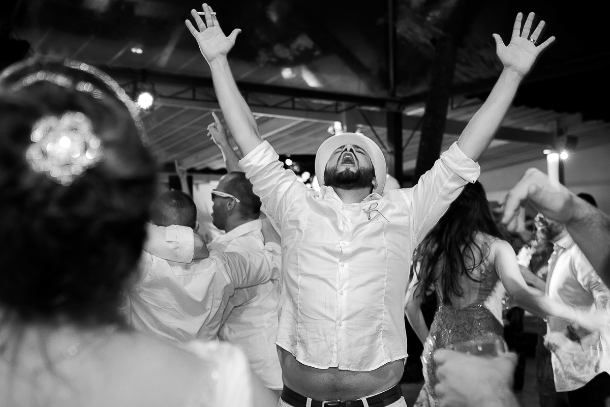 Casamento super alto astral fotografado em Ilhabela, no espaço Sea Club. Casal Renata e Leandro. Entrada da noiva. Casamento na praia. Cerimonia pé na areia.