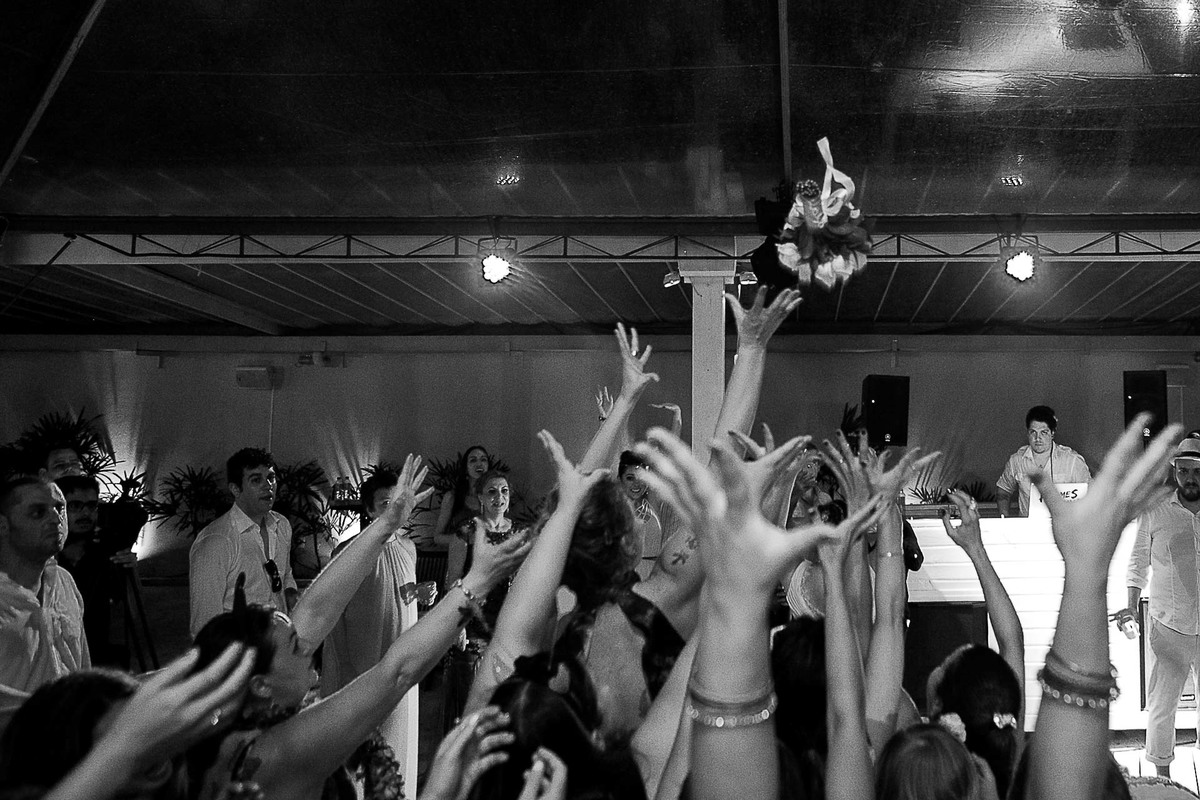 Casamento super alto astral fotografado em Ilhabela, no espaço Sea Club. Casal Renata e Leandro. Entrada da noiva. Casamento na praia. Cerimonia pé na areia.