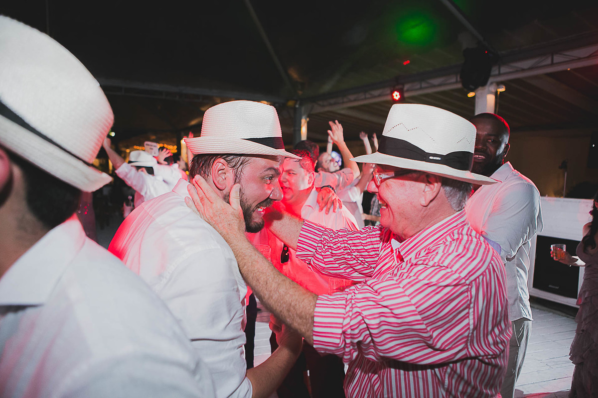 Casamento super alto astral fotografado em Ilhabela, no espaço Sea Club. Casal Renata e Leandro. Entrada da noiva. Casamento na praia. Cerimonia pé na areia.