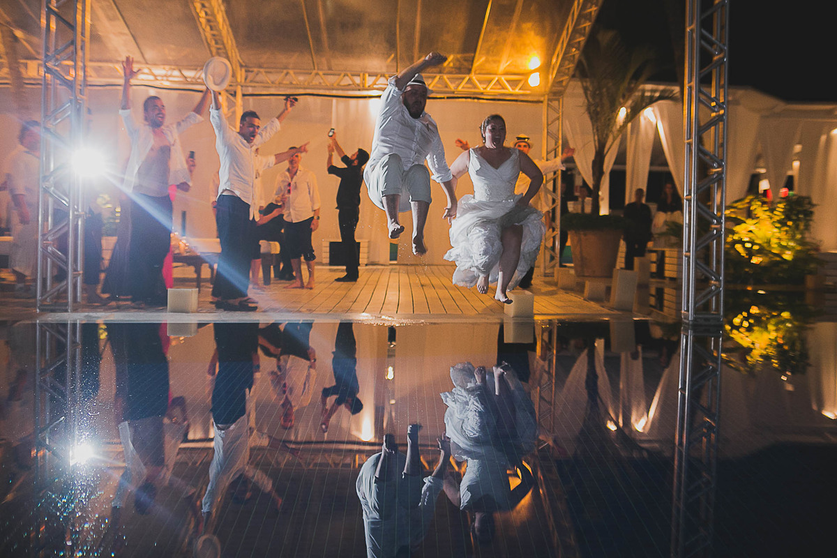 Casamento super alto astral fotografado em Ilhabela, no espaço Sea Club. Casal Renata e Leandro. Entrada da noiva. Casamento na praia. Cerimonia pé na areia.