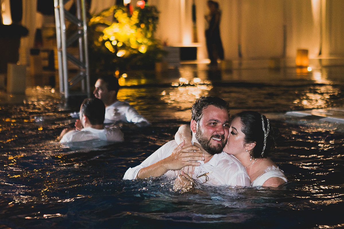 Casamento super alto astral fotografado em Ilhabela, no espaço Sea Club. Casal Renata e Leandro. Entrada da noiva. Casamento na praia. Cerimonia pé na areia.