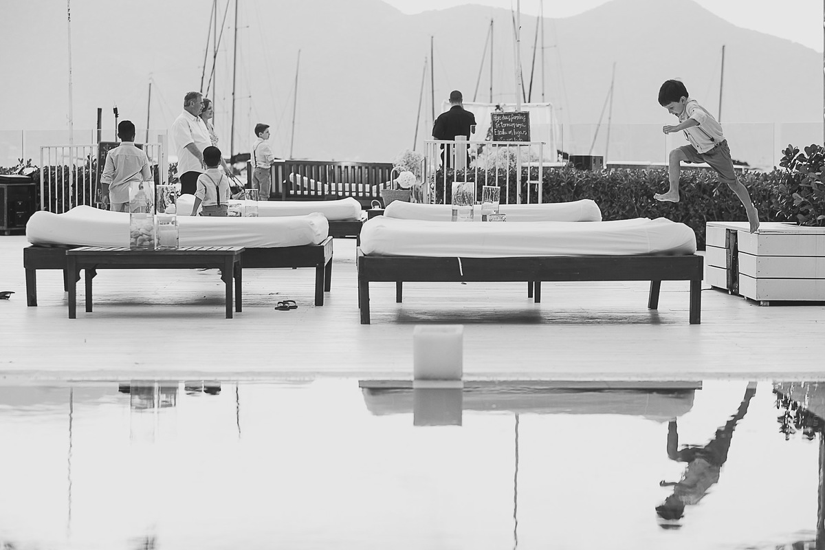 Casamento super alto astral fotografado em Ilhabela, no espaço Sea Club. Casal Renata e Leandro. Pajens brincando.