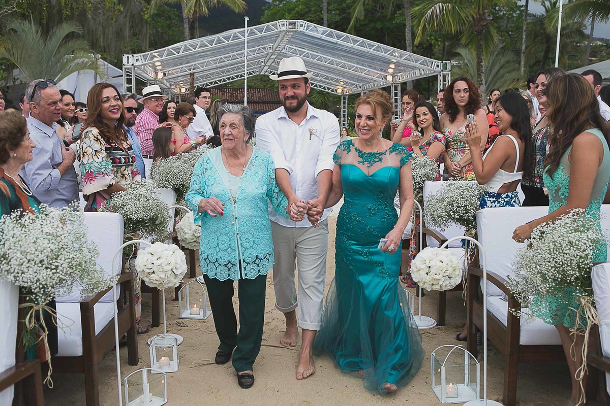 Casamento super alto astral fotografado em Ilhabela, no espaço Sea Club. Casal Renata e Leandro. Entrada do noivo.