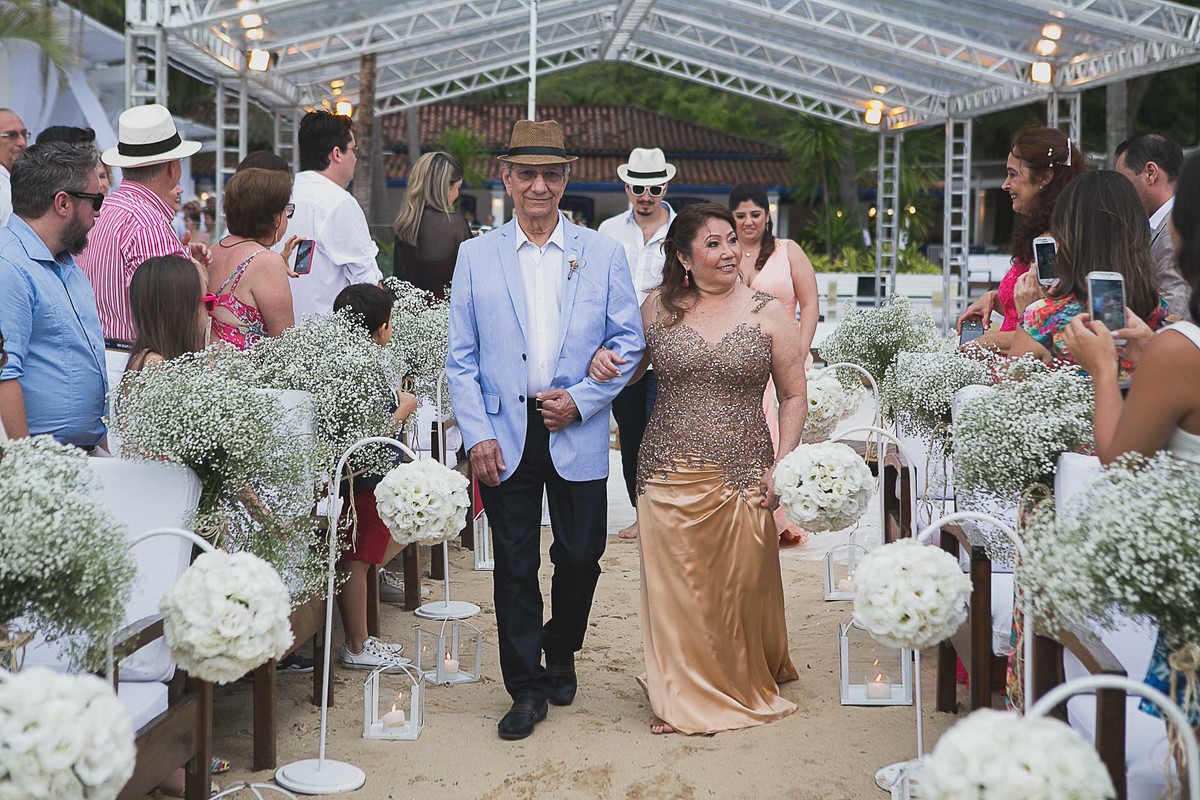 Casamento super alto astral fotografado em Ilhabela, no espaço Sea Club. Casal Renata e Leandro.