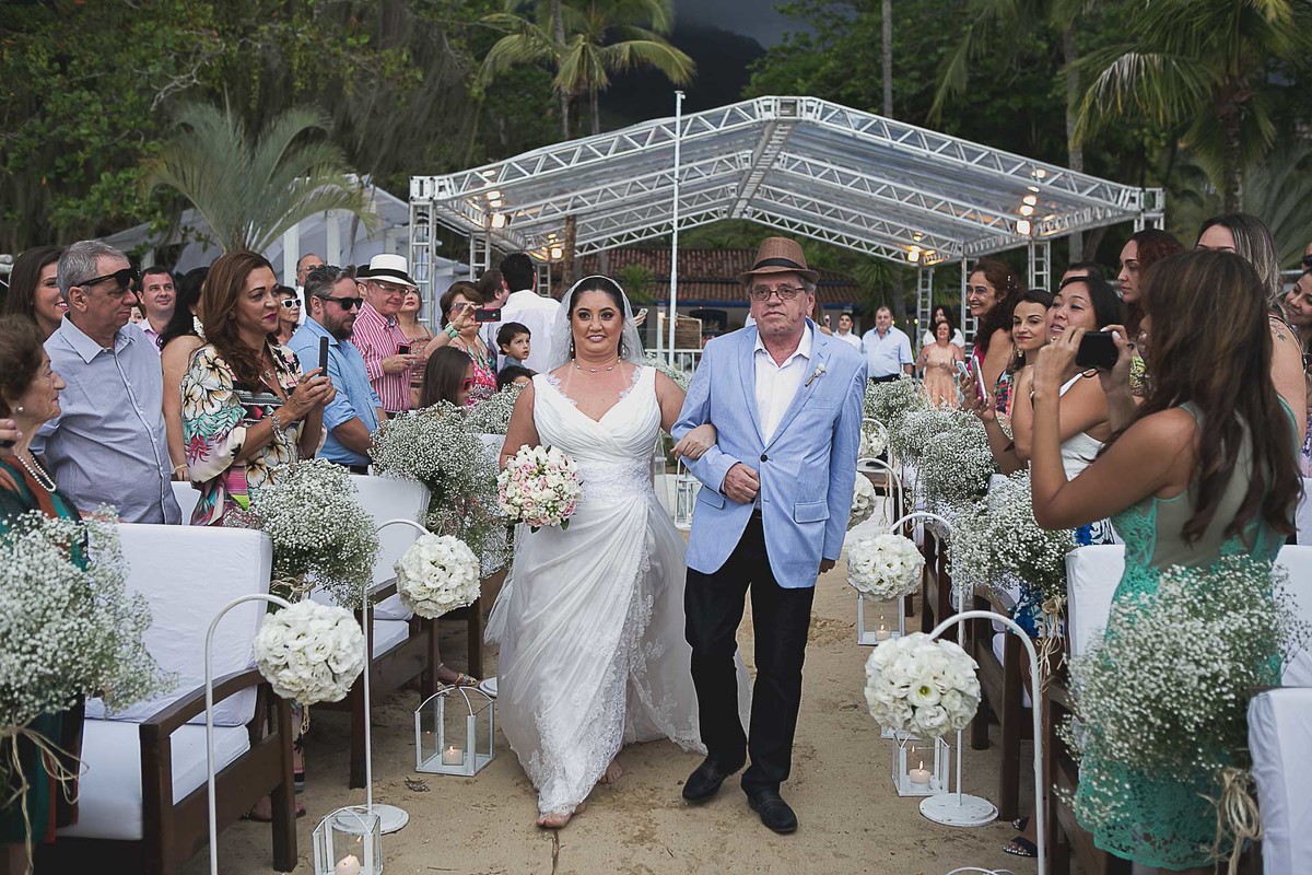 Casamento super alto astral fotografado em Ilhabela, no espaço Sea Club. Casal Renata e Leandro. Entrada da noiva. Casamento na praia. Cerimonia pé na areia.