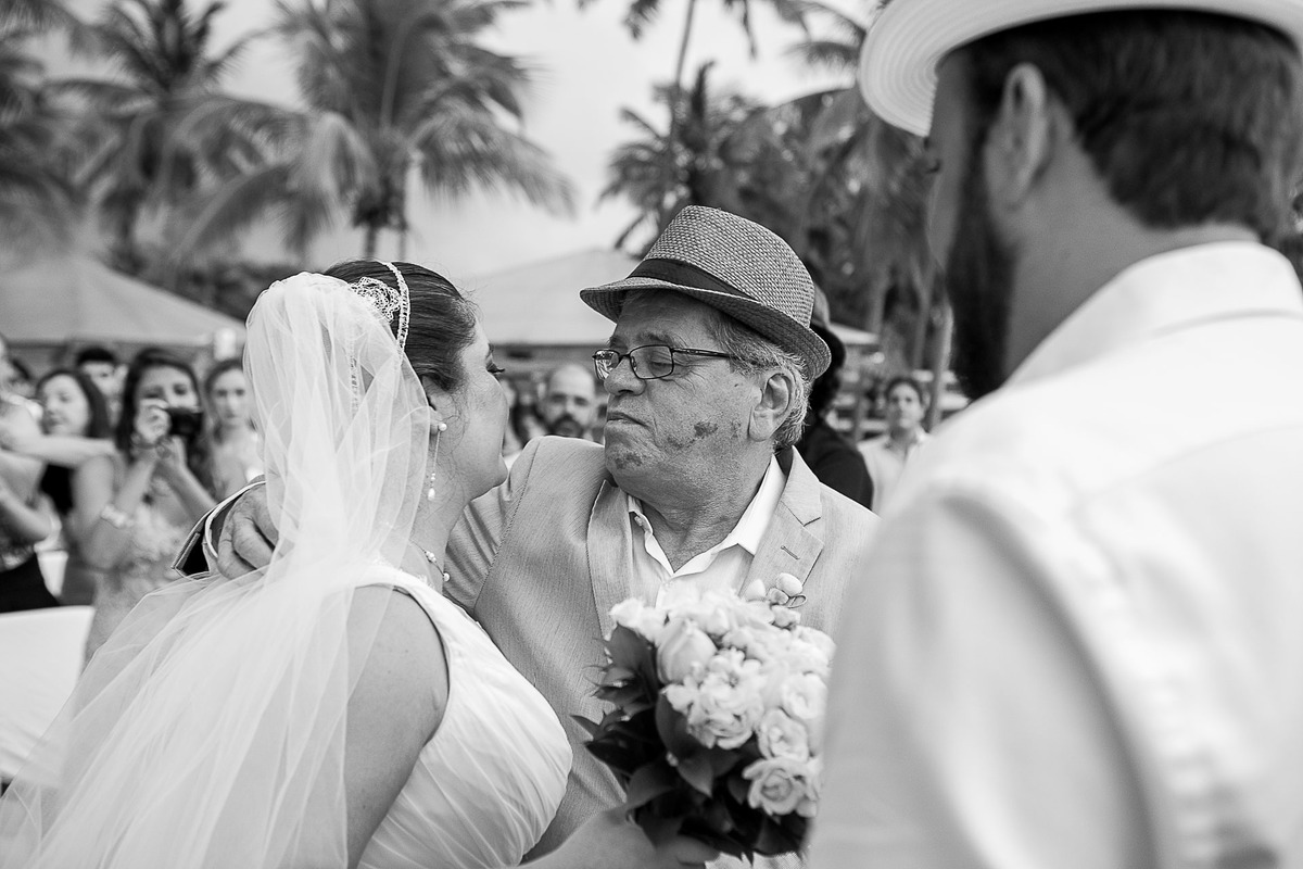 Casamento super alto astral fotografado em Ilhabela, no espaço Sea Club. Casal Renata e Leandro. Cerimonia pé na areia.