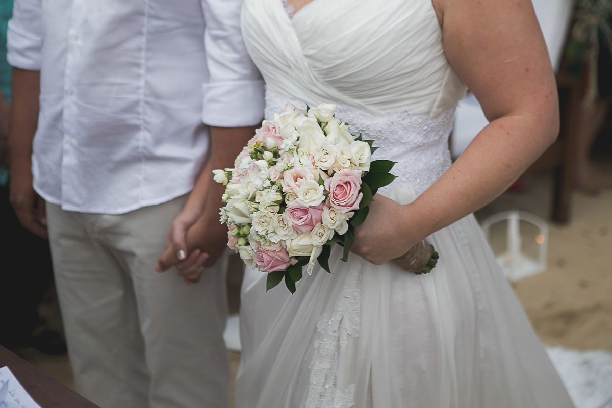 Casamento super alto astral fotografado em Ilhabela, no espaço Sea Club. Casal Renata e Leandro. Entrada da noiva. Casamento na praia. Cerimonia pé na areia.