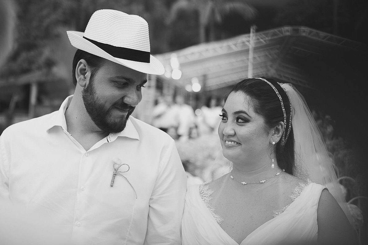 Casamento super alto astral fotografado em Ilhabela, no espaço Sea Club. Casal Renata e Leandro. Entrada da noiva. Casamento na praia. Cerimonia pé na areia.