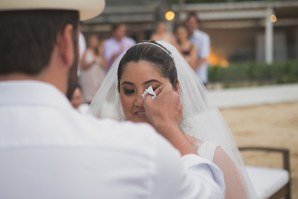 Casamento super alto astral fotografado em Ilhabela, no espaço Sea Club. Casal Renata e Leandro. Entrada da noiva. Casamento na praia. Cerimonia pé na areia.
