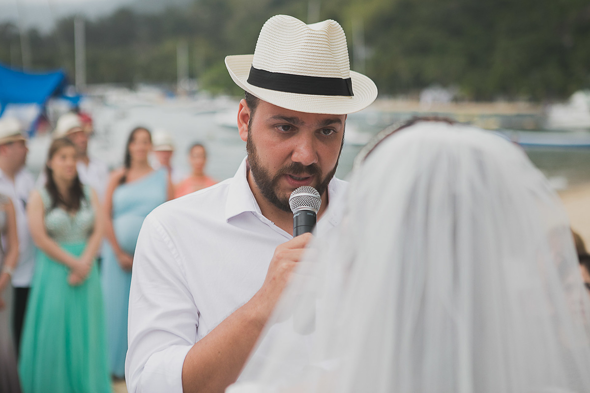 Casamento super alto astral fotografado em Ilhabela, no espaço Sea Club. Casal Renata e Leandro. Entrada da noiva. Casamento na praia. Cerimonia pé na areia.