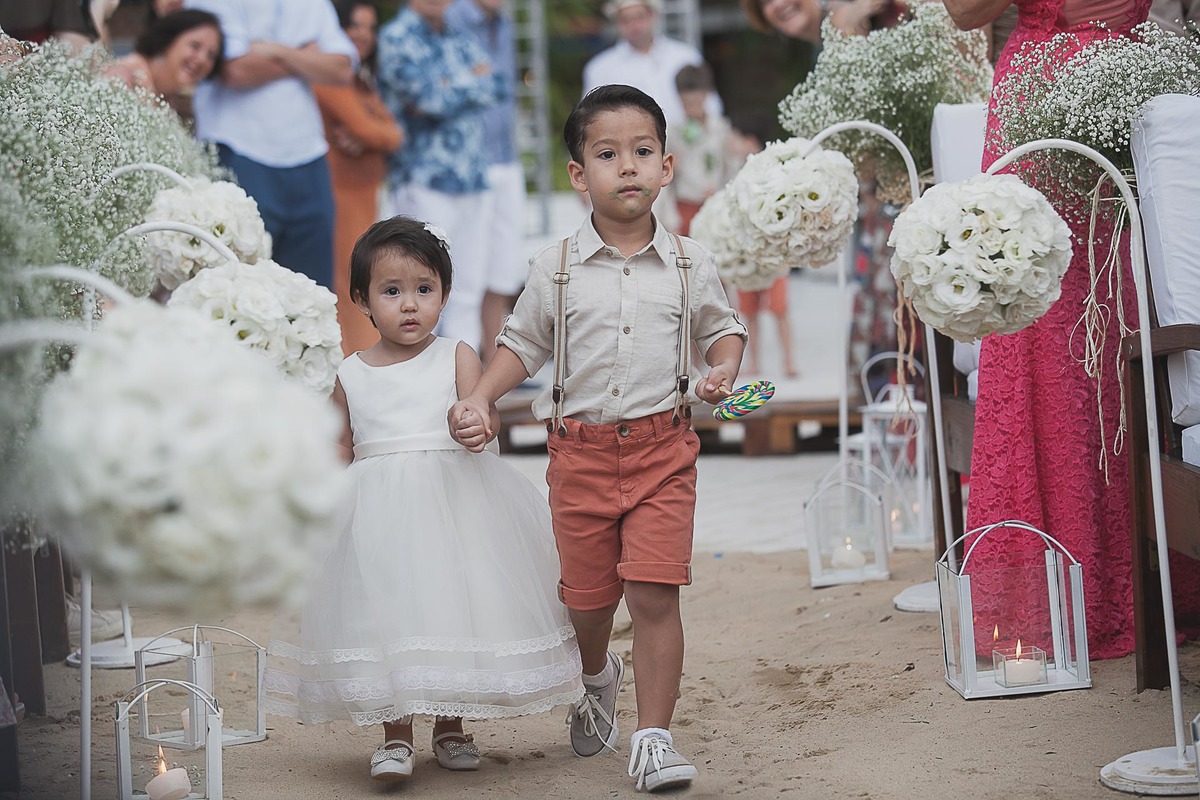 Casamento super alto astral fotografado em Ilhabela, no espaço Sea Club. Casal Renata e Leandro. Entrada da noiva. Casamento na praia. Cerimonia pé na areia.