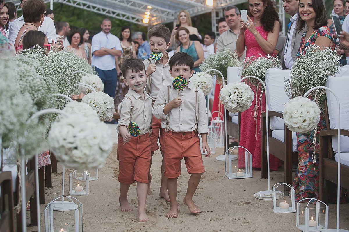 Casamento super alto astral fotografado em Ilhabela, no espaço Sea Club. Casal Renata e Leandro. Entrada da noiva. Casamento na praia. Cerimonia pé na areia.