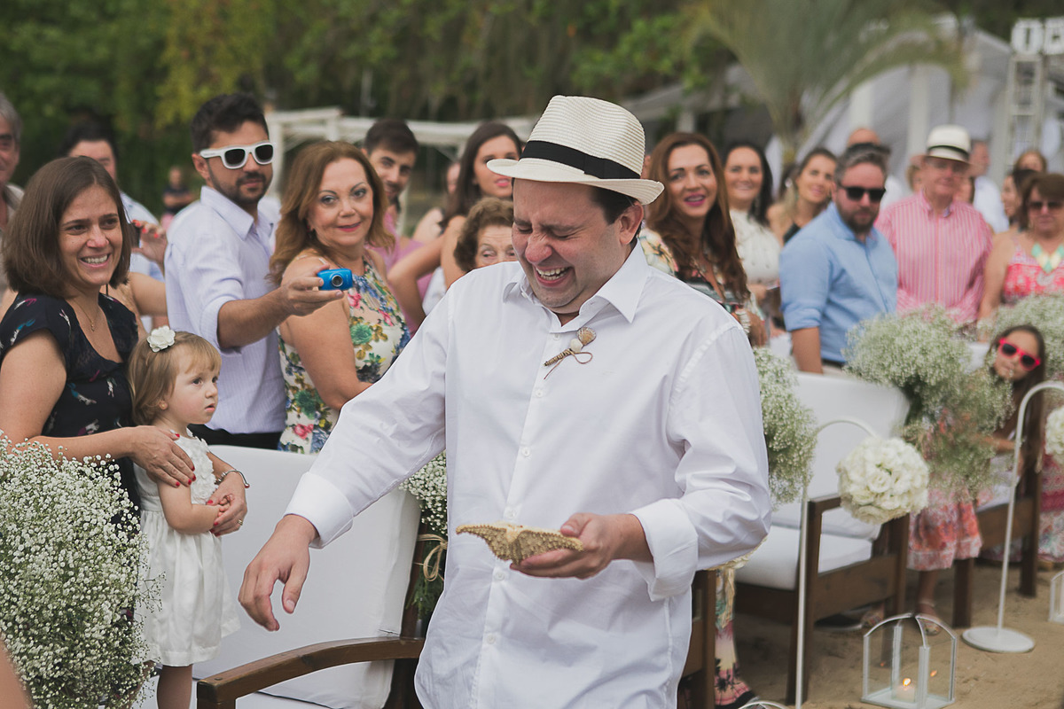 Casamento super alto astral fotografado em Ilhabela, no espaço Sea Club. Casal Renata e Leandro. Entrada da noiva. Casamento na praia. Cerimonia pé na areia.