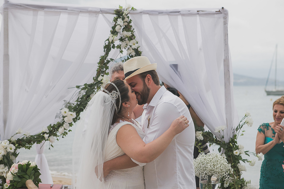 Casamento super alto astral fotografado em Ilhabela, no espaço Sea Club. Casal Renata e Leandro. Entrada da noiva. Casamento na praia. Cerimonia pé na areia.