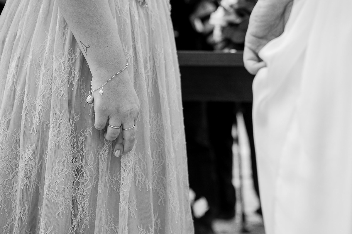Casamento super alto astral fotografado em Ilhabela, no espaço Sea Club. Casal Renata e Leandro. Entrada da noiva. Casamento na praia. Cerimonia pé na areia.