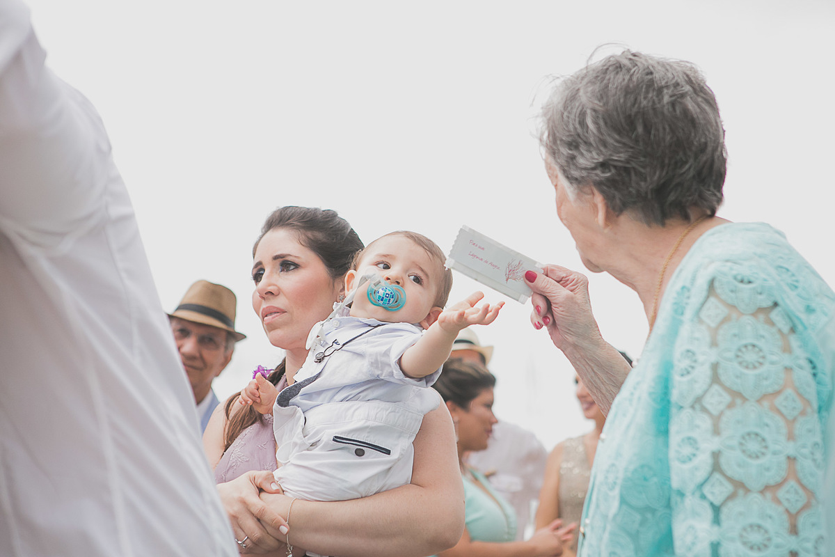 Casamento super alto astral fotografado em Ilhabela, no espaço Sea Club. Casal Renata e Leandro. Entrada da noiva. Casamento na praia. Cerimonia pé na areia.