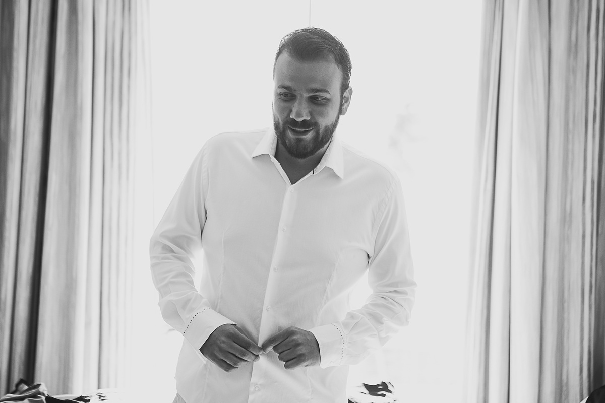 Casamento super alto astral fotografado em Ilhabela, no espaço Sea Club. Casal Renata e Leandro. Making of do noivo.