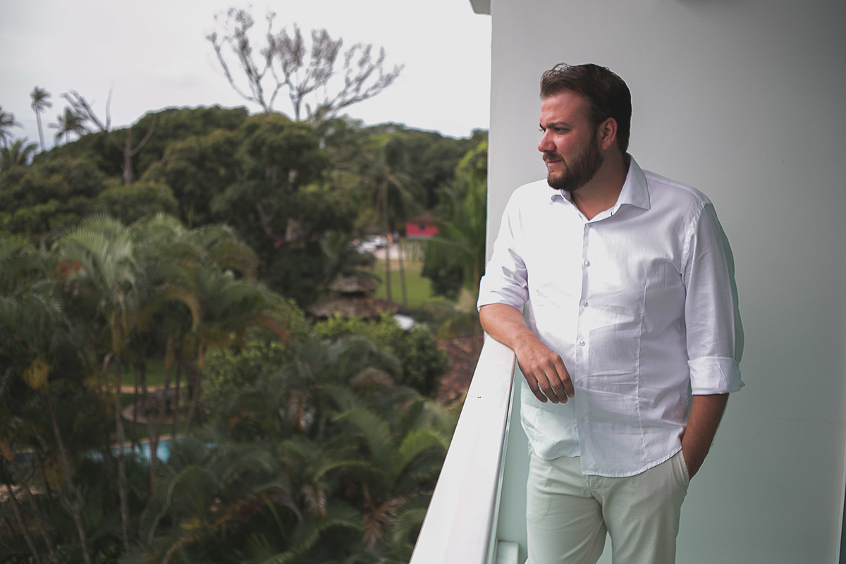 Casamento super alto astral fotografado em Ilhabela, no espaço Sea Club. Casal Renata e Leandro. Making of do noivo.