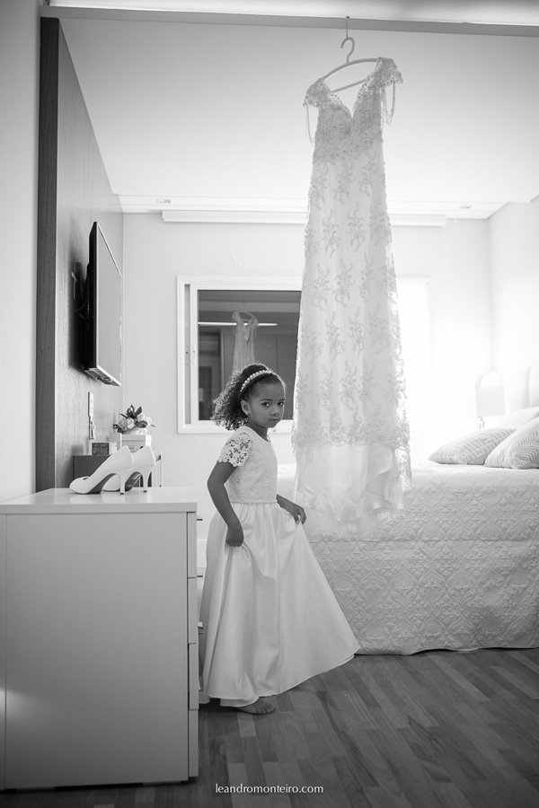 pajem com vestido da noiva