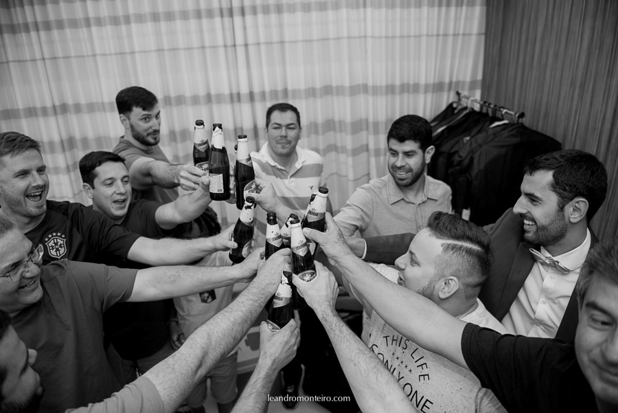 padrinhos do noivo brindando