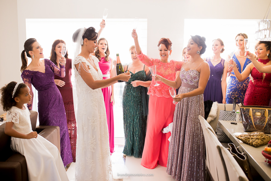 madrinhas com a noiva brindando
