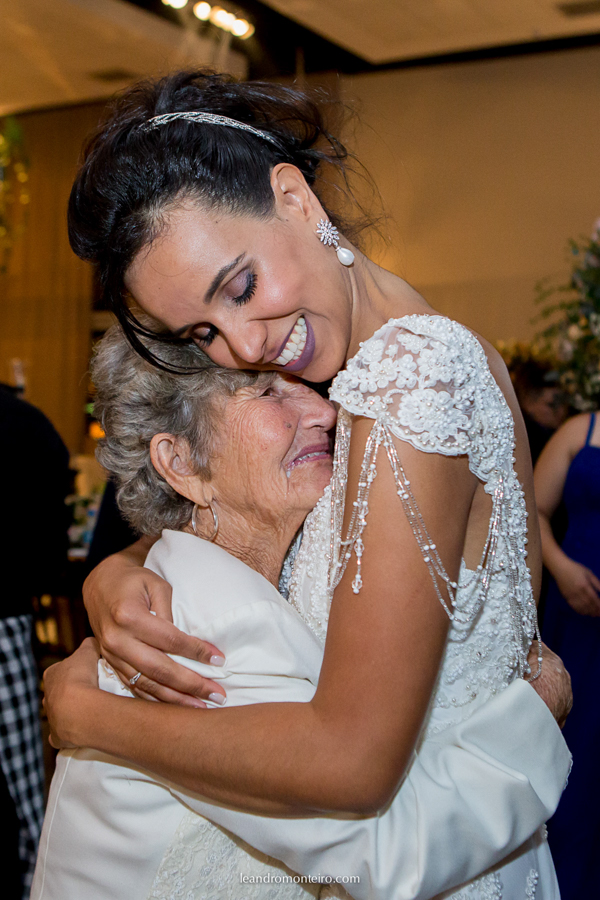 noiva abraça a avó