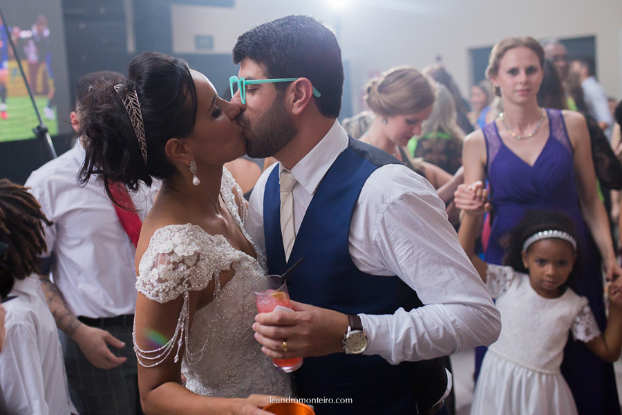 casal se beija na festa