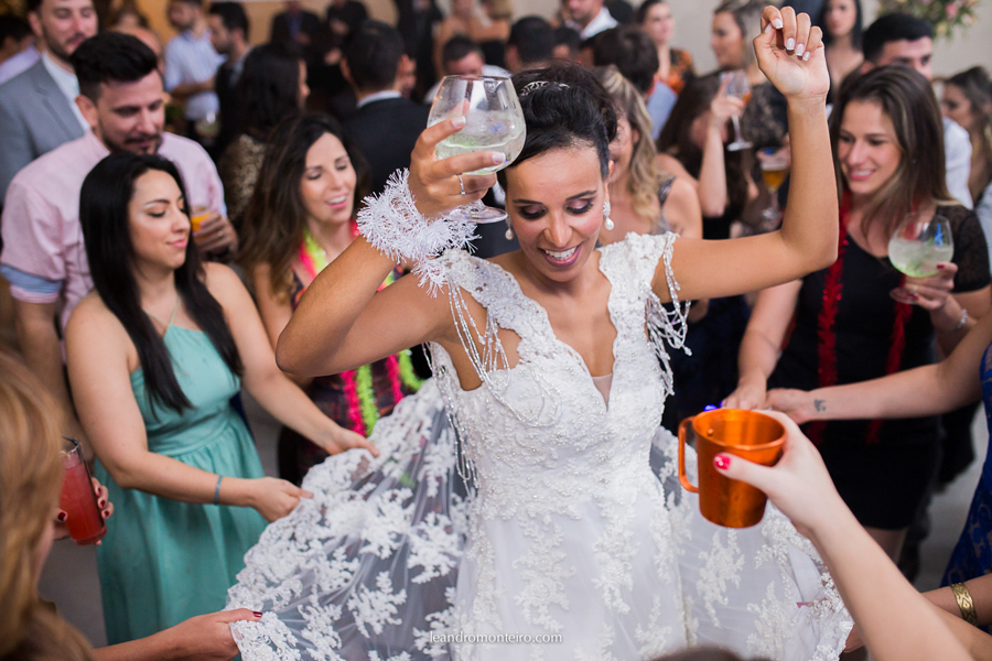 noiva curtindo a festa