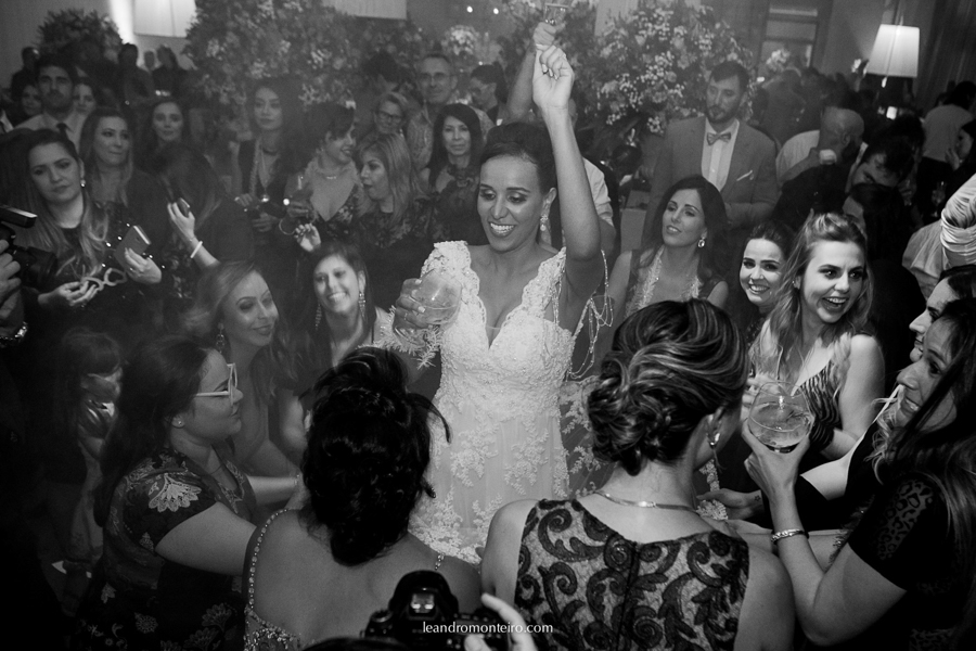 noiva curtindo a festa