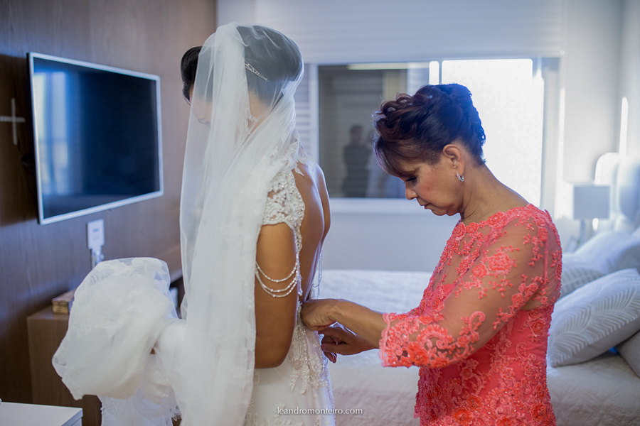 mae da noiva arrumando vestido