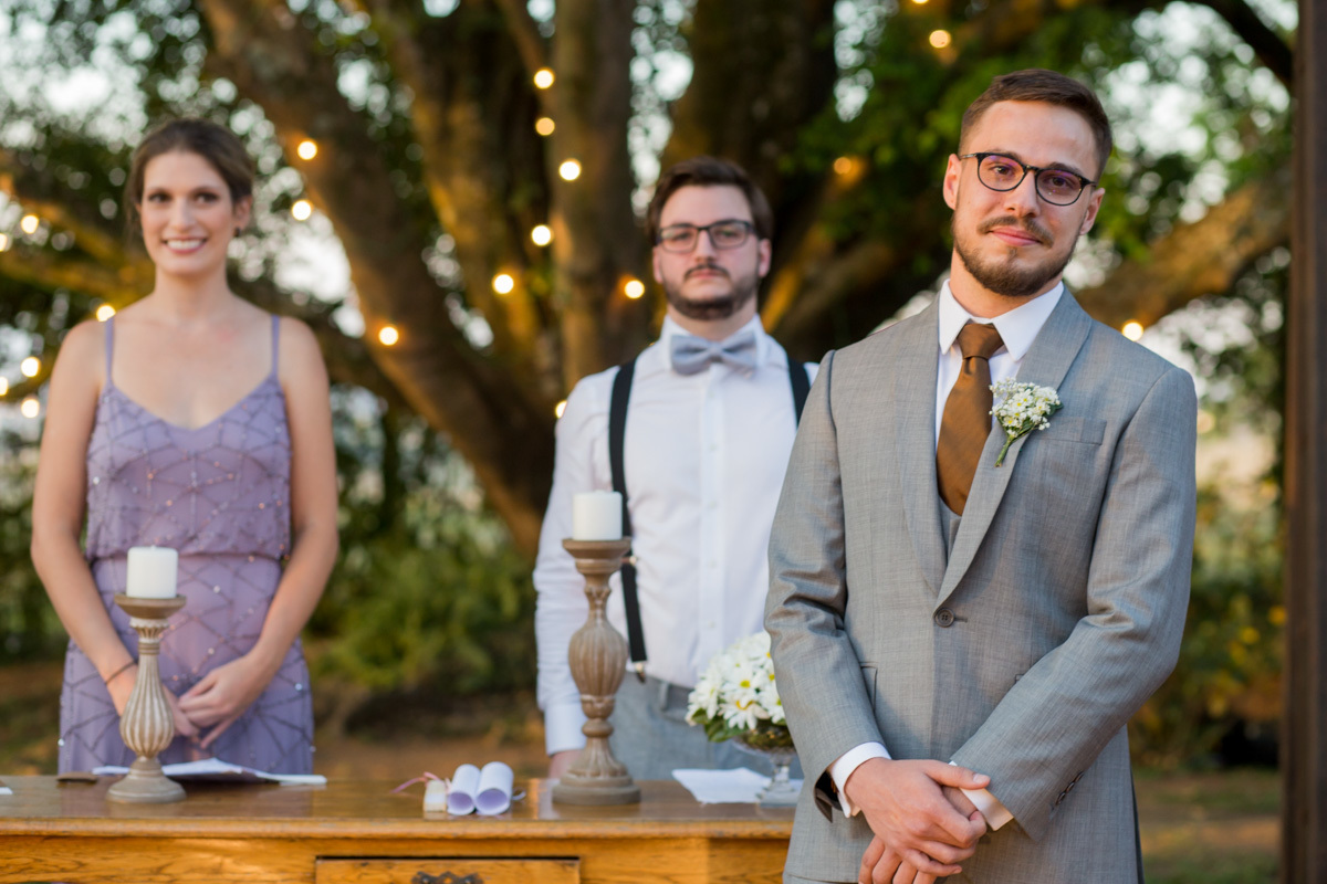 noivo espera a noiva no altar