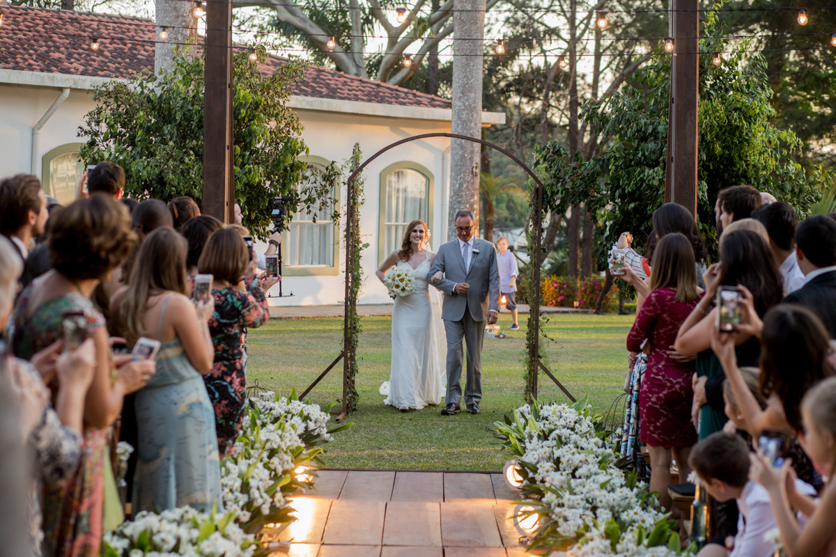 noiva entrando na cerimonia com o pai
