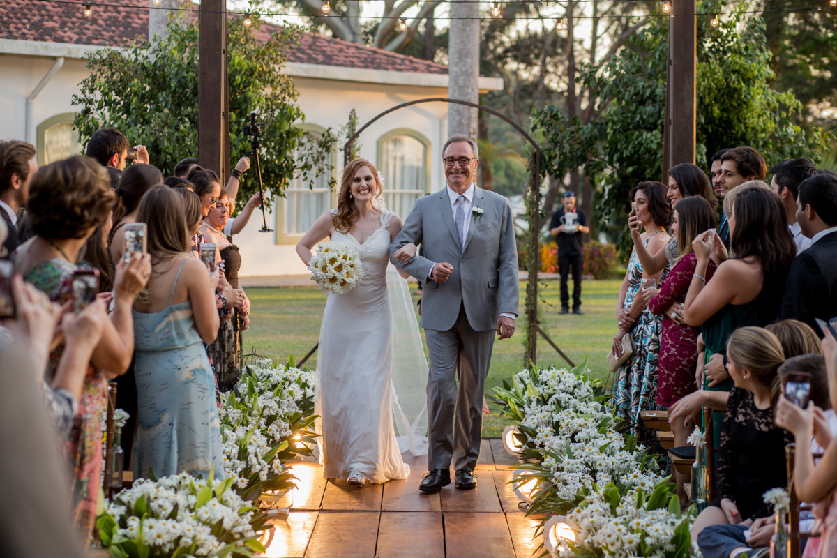 noiva entrando na cerimonia com o pai
