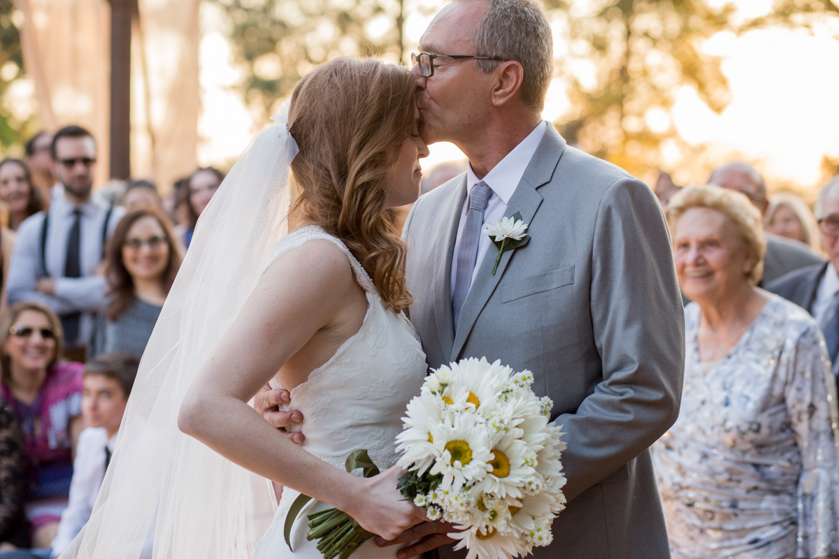 pai da noiva a beija na testa no altar