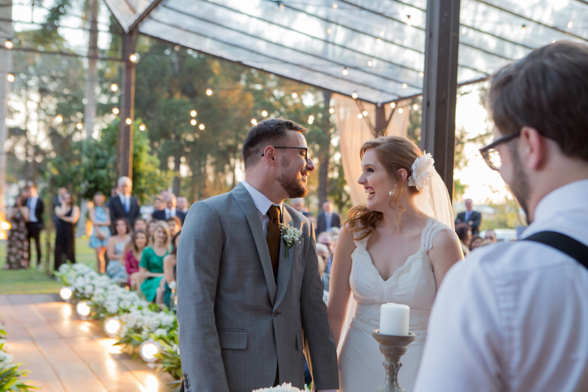 noiva entrando na cerimonia com o pai