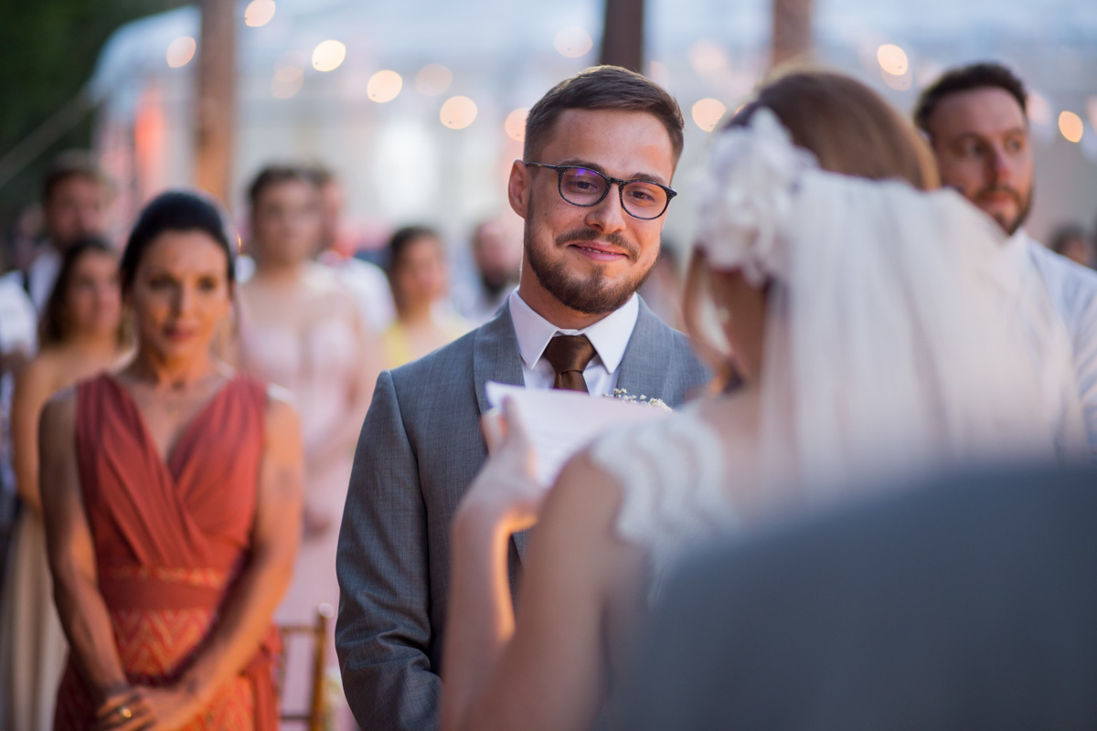 noivo emocionado na cerimonia