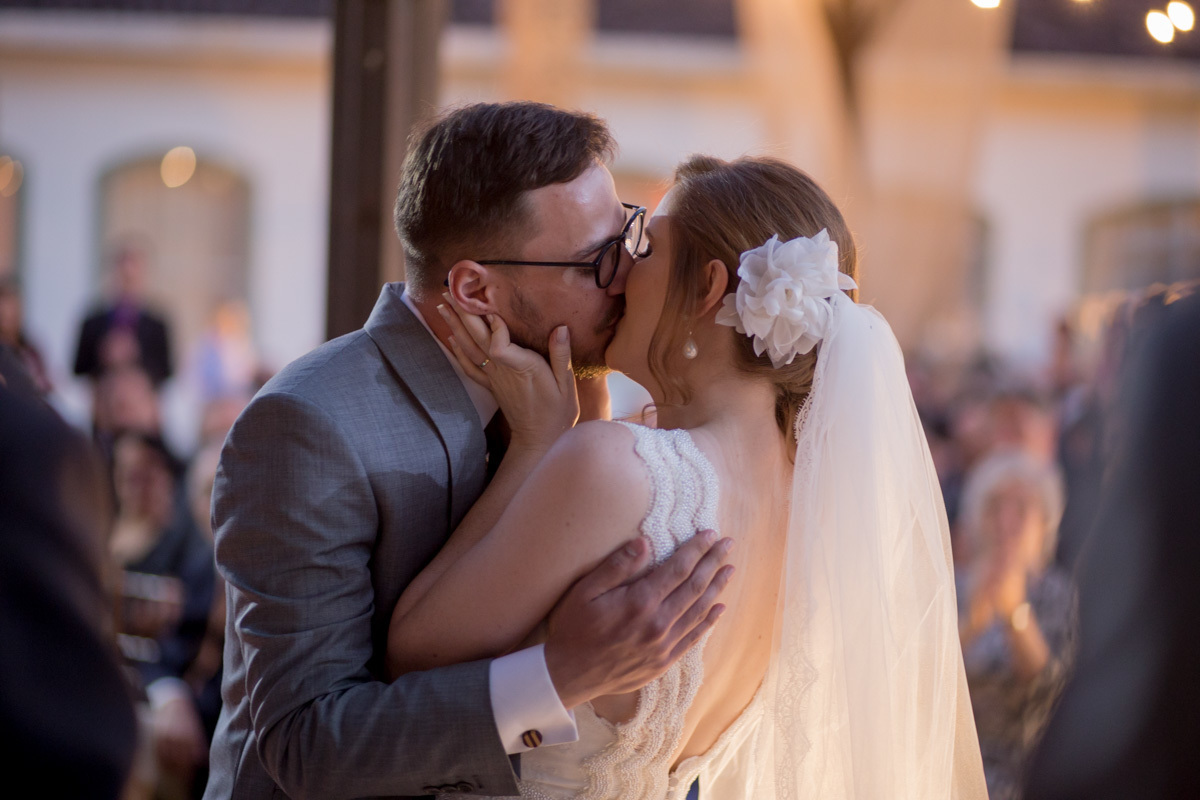 foto do beijo na cerimonia
