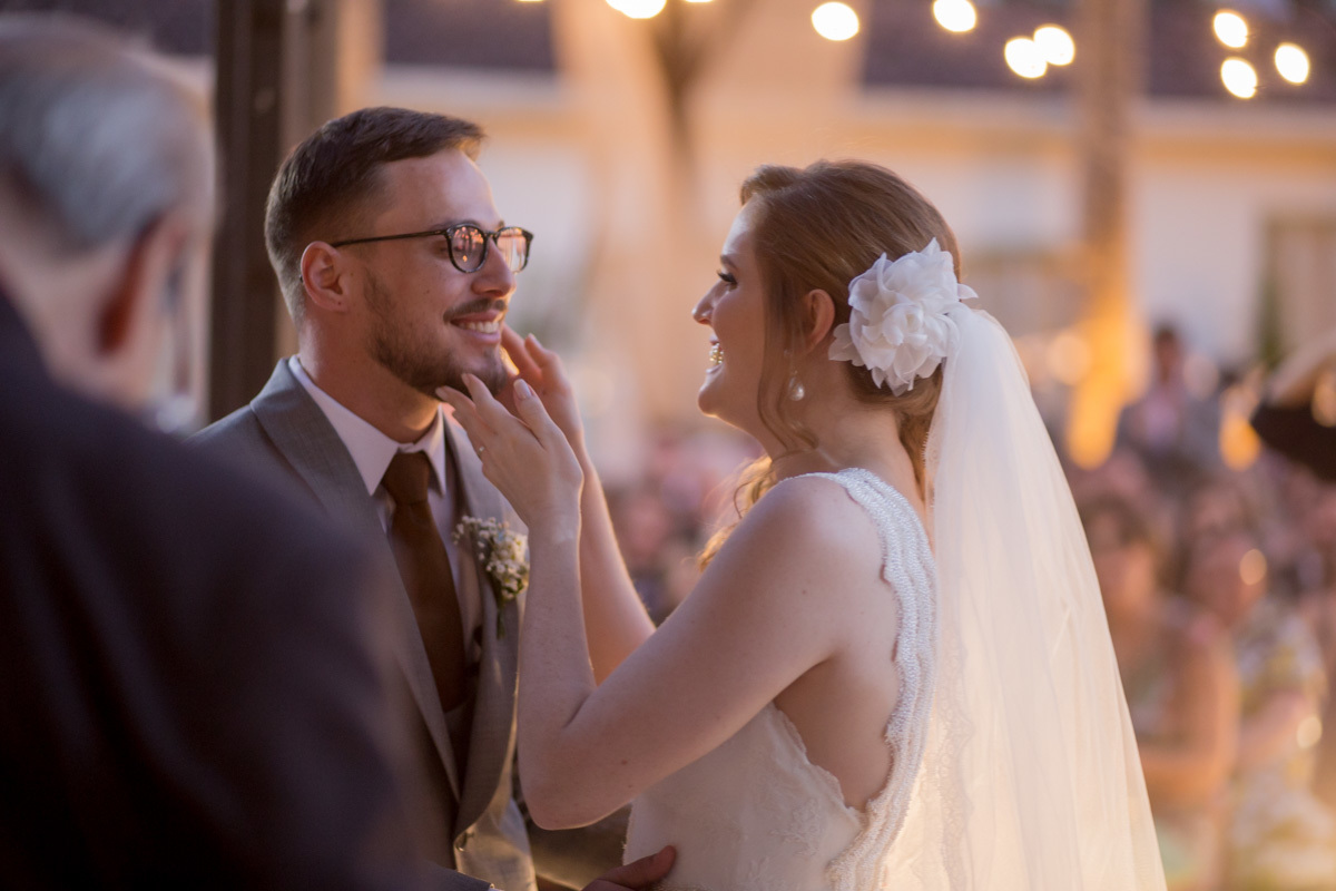 carinho entre noivos na cerimonia