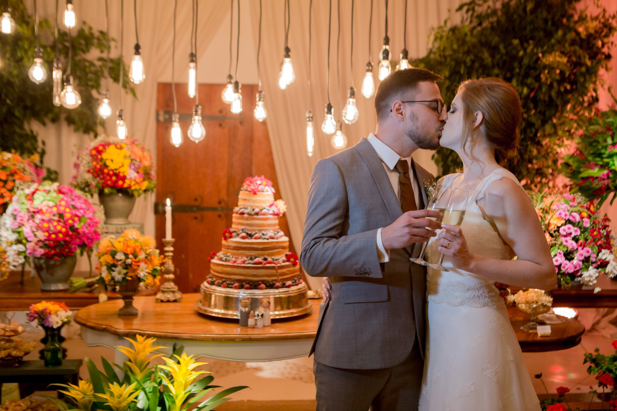 casa na frente da mesa do bolo