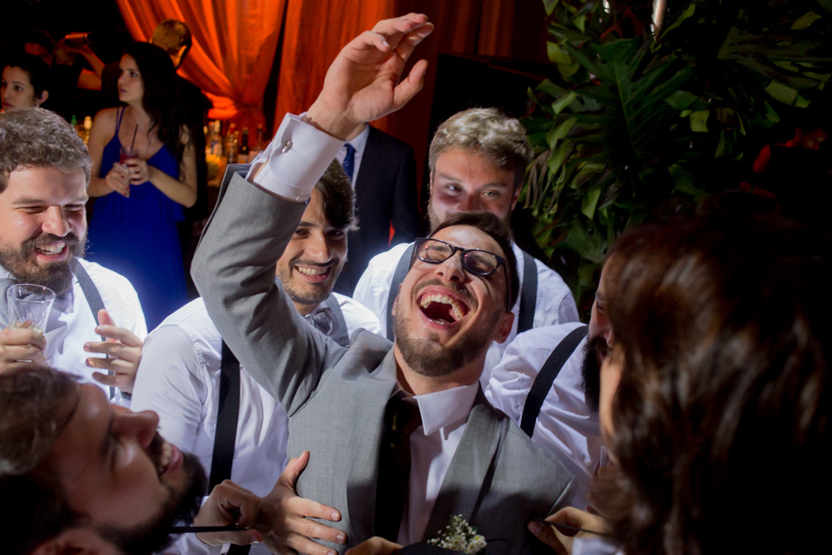 casal curte a festa na pista