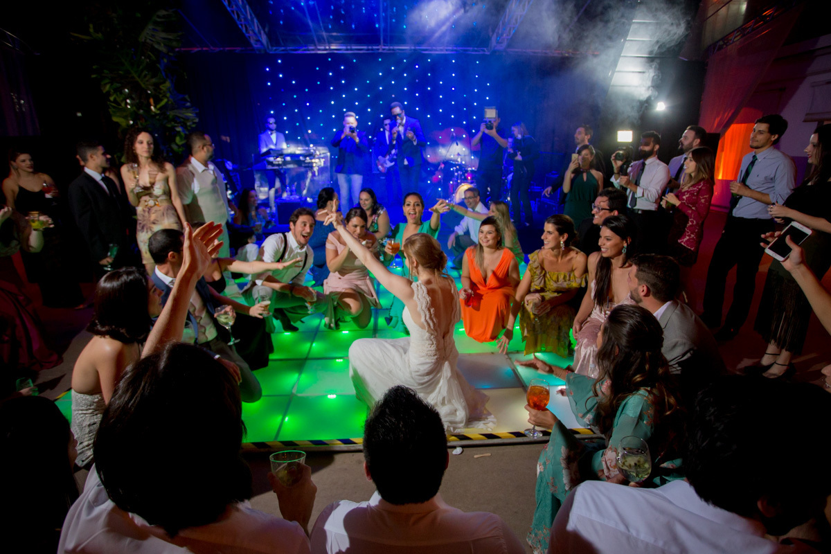 noiva curte a festa na pista