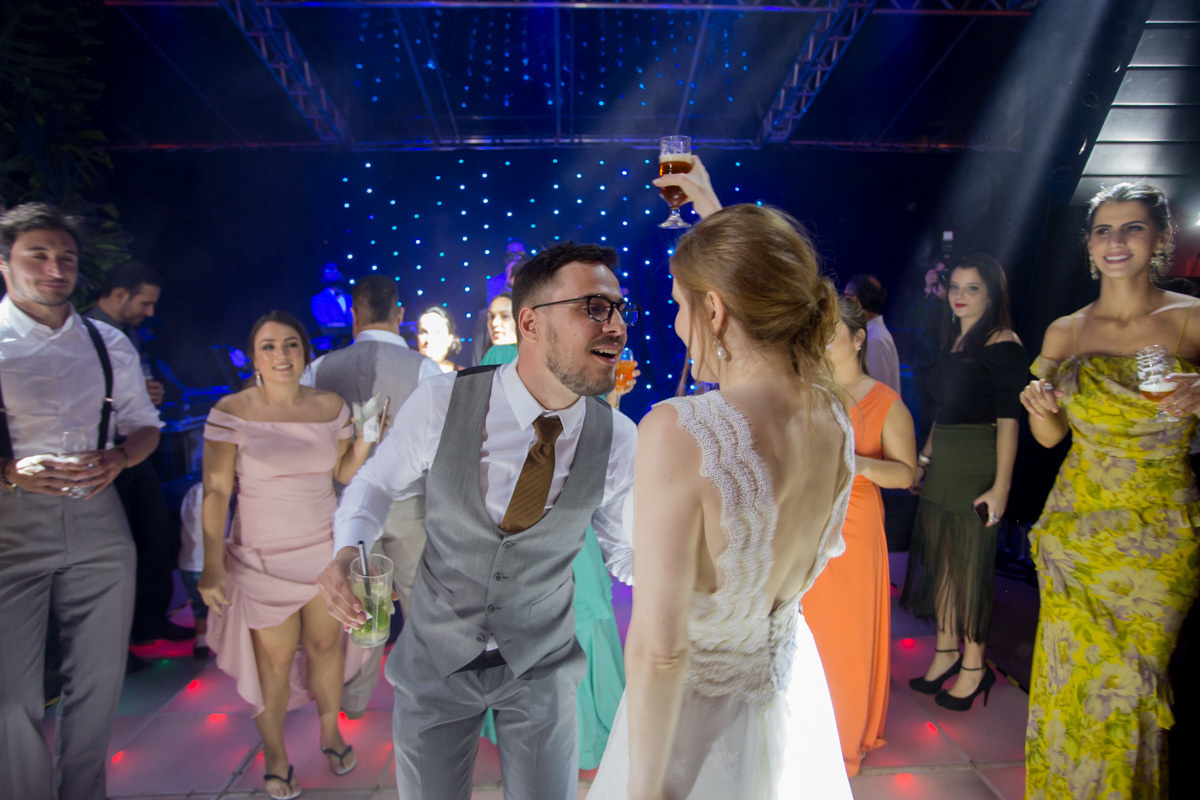 casal curte a festa na pista