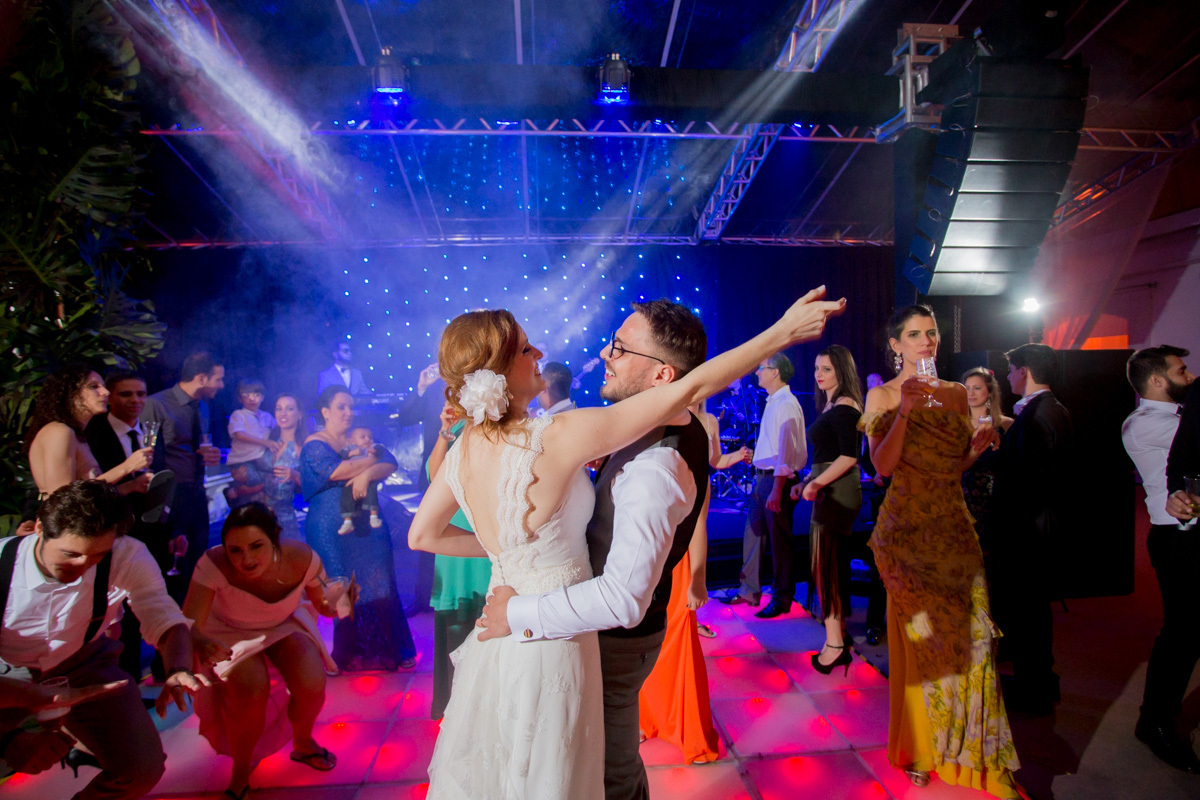 casal curte a festa na pista