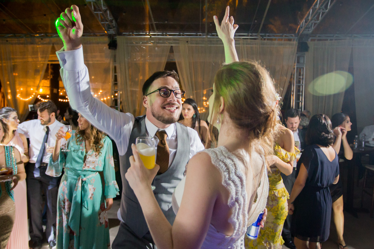 casal curte a festa na pista