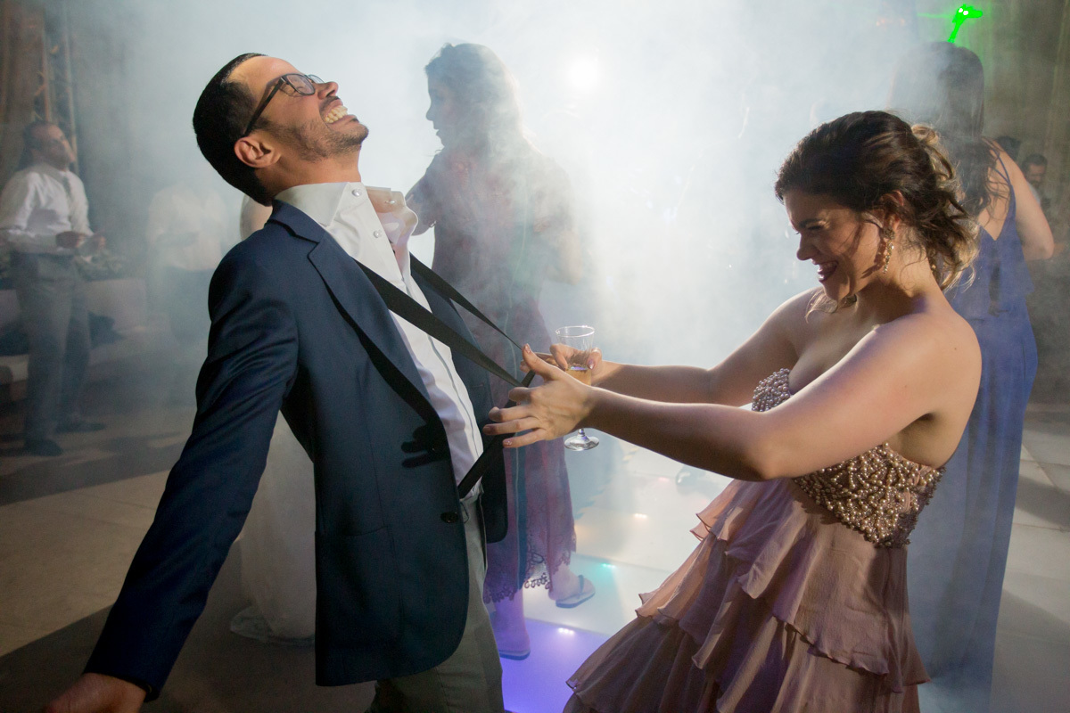 convidados piram na festa de casamento