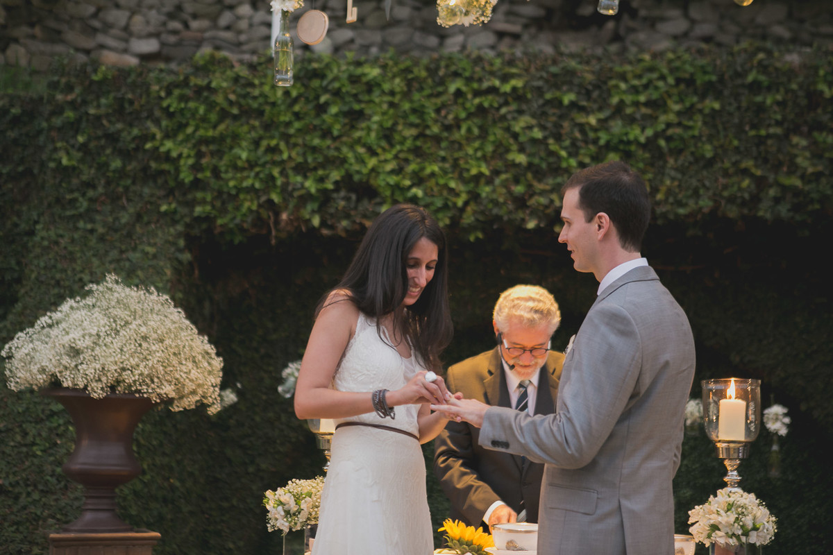 noiva coloca a alianca