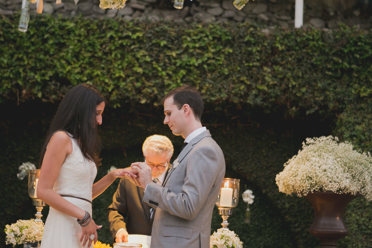 noivo coloca alianca na noiva